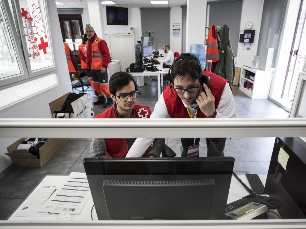 Javier y Cecilio, en el ‘call center’ de Cruz Roja de la plaza de Los Sitios de Zaragoza.