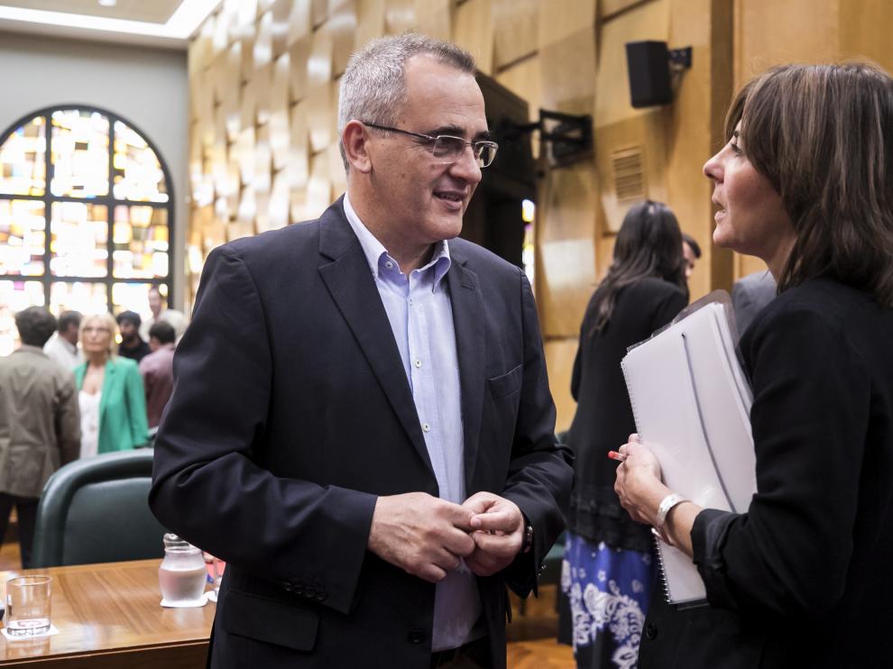 El edil Luis Miguel García y la concejal Cristina Andreu, en un pleno del Ayuntamiento de Zaragoza.