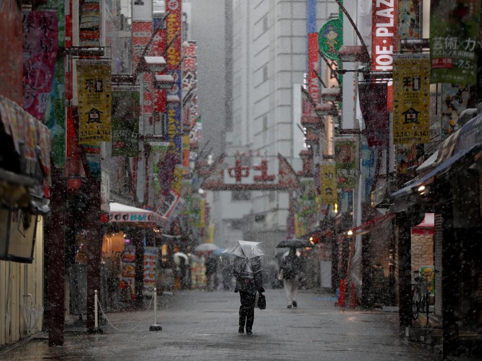 Un caminante, este domingo, por las calles vacías de Tokyo.