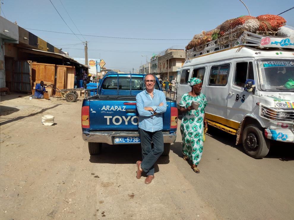 El cooperante zaragozano Fernando López Sierra, en las calles de Kaolack (Senegal) donde el Gobierno decreta el tioque de queda desde las 20.00 a las 6.00 por la pandemia.