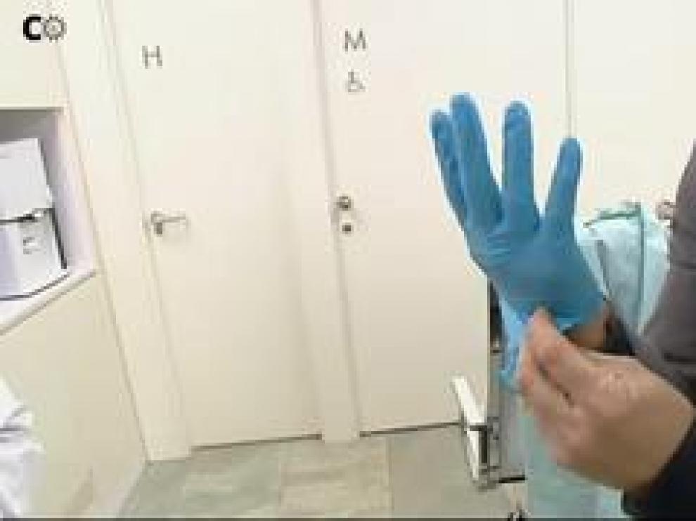 Guadalupe Fontán, enfermera del Colegio de Enfermería de Madrid, alerta de los peligros de llevar guantes de protección por la calle para prevenir el coronavirus.