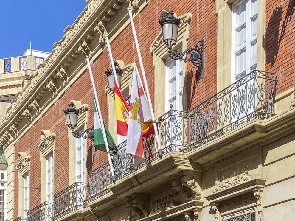 Banderas a media asta en la Diputación de Almería.