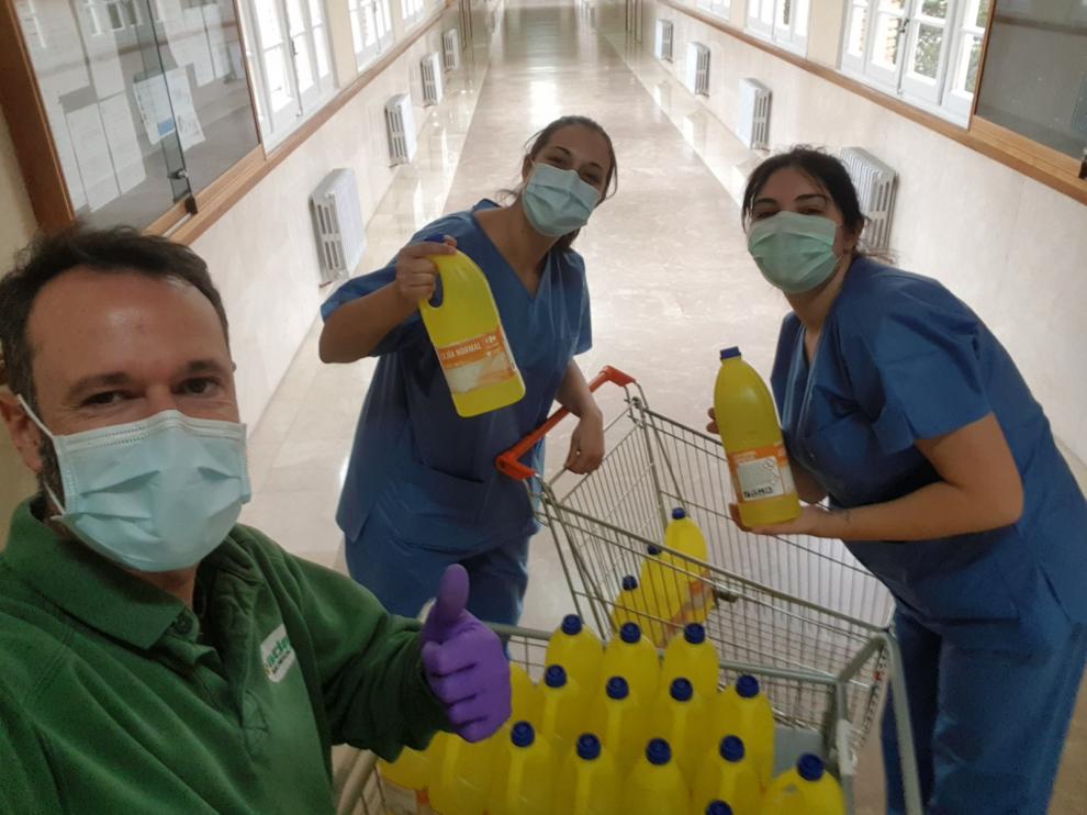Entrega de lejía en el Hospital Militar de Zaragoza, este lunes