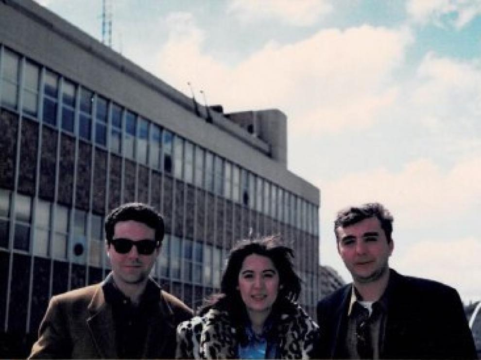 Felipe Benítez Reyes, María Ángeles Naval y Manuel Vilas, en 1991, en la estación del Portillo de Zaragoza, con motivo de la sesión de Poesía en el Campus dedicada al primero (cuaderno 16 de la colección)