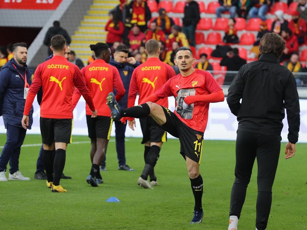 Serdar Gürler, calentando antes de un partido con el Göztepe.