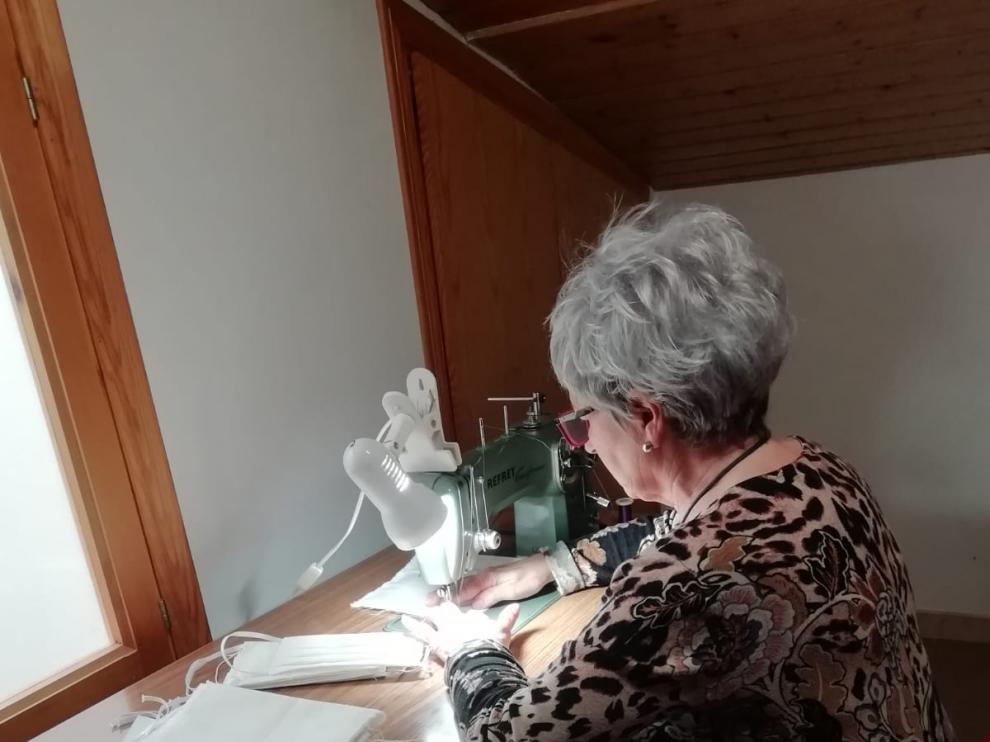 Una voluntaria de Valderrobres teje mascarillas para prevenir el contagio por coronavirus.