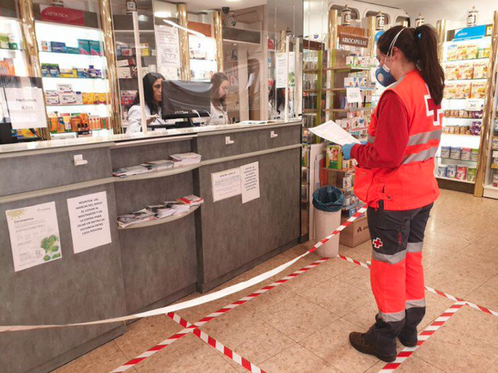 Los farmacéuticos y Cruz Roja han suscrito un acuerdo para llevar las medicinas a casa a quien lo necesite.