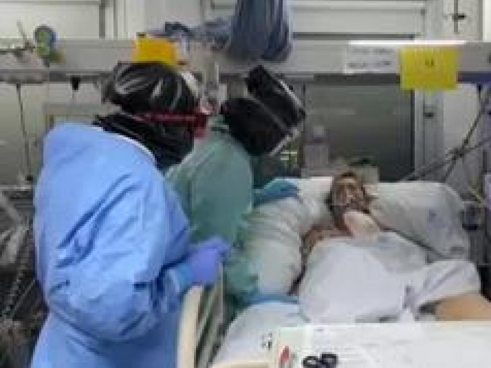 Las UCI de siete comunidades autónomas están saturadas y al borde del colapso. Aunque se ha reducido el ritmo de contagios, las camas de cuidados intensivos no se liberan con facilidad y el tiempo medio de estancia en ellas es de hasta tres semanas. Todas las UCI superan la capacidad de plazas que tenían antes de la pandemia. Donde está la mayor presión es en la Comunidad de Madrid, de 600 camas que tenían, ahora son 1750, casi el triple.