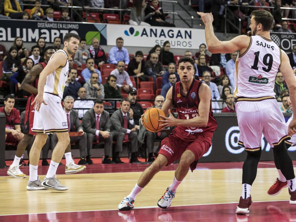 Carlos Alocén ataca el aro rival en el partido ante el Lietkabelis