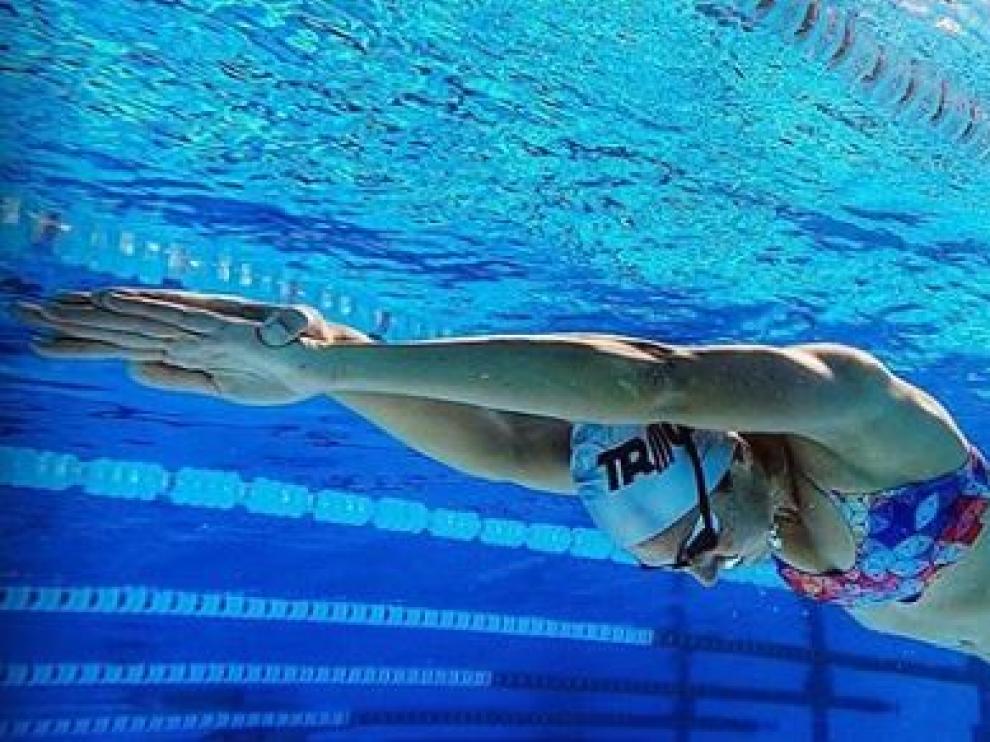 Judith Corachán en uno de sus entrenamientos en una piscina.