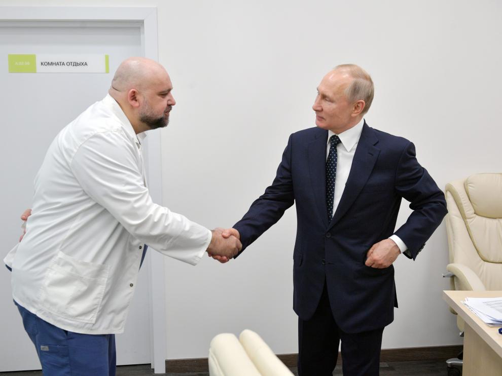 Dennis Protsenko, que ha dado positivo en coronavirus, estrecha la mano a Vladimir Putin el pasado 24 de marzo