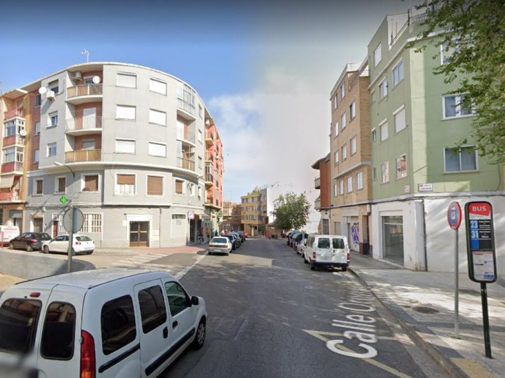 Dos contenedores han ardido esta madrugada en la calle de Pablo Parellada, durante el estado de alarma por la pandemia en Zaragoza.