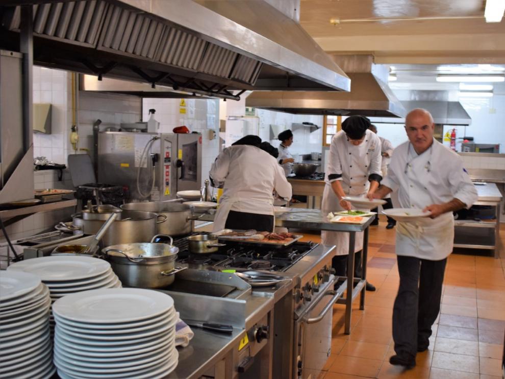 El profesor José María García Escudero, en la Escuela de Hostelería de Guayente.