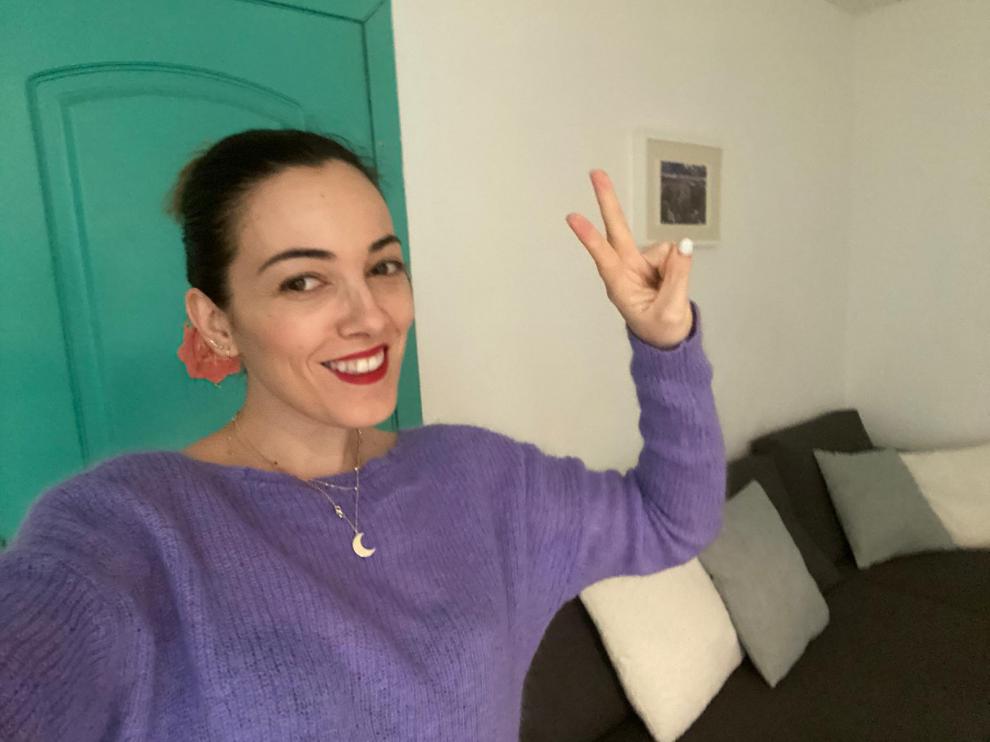 La joven Leticia Arroyo en su piso de 40 metros cuadrados en La Magdalena en Zaragoza.