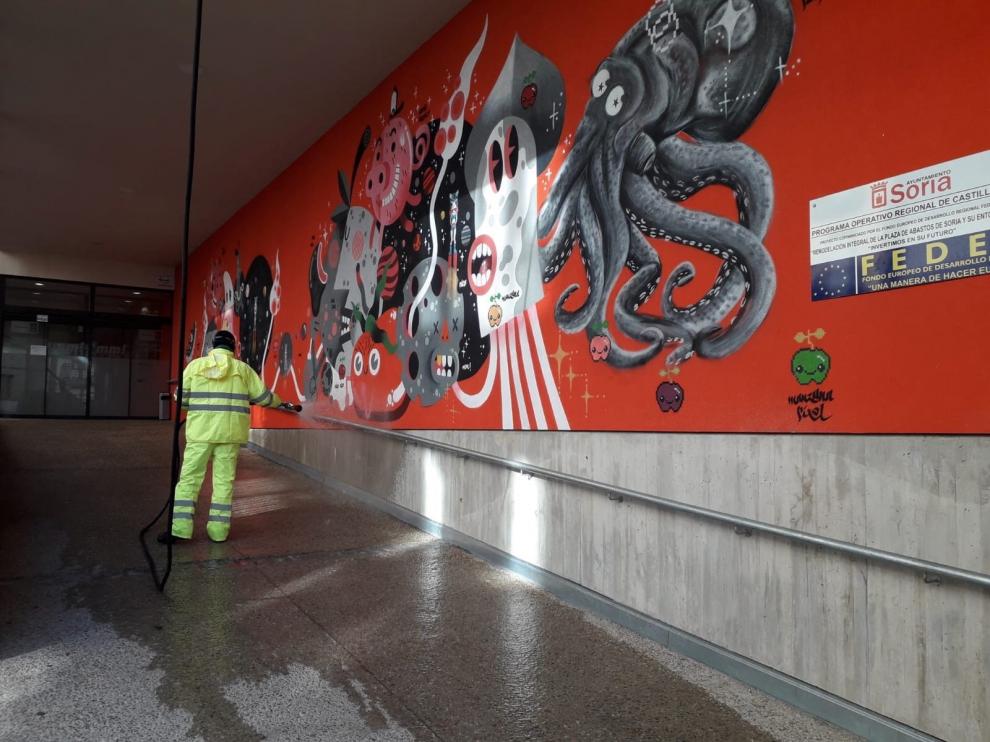 Limpieza de la entrada al Mercado Municipal de Soria