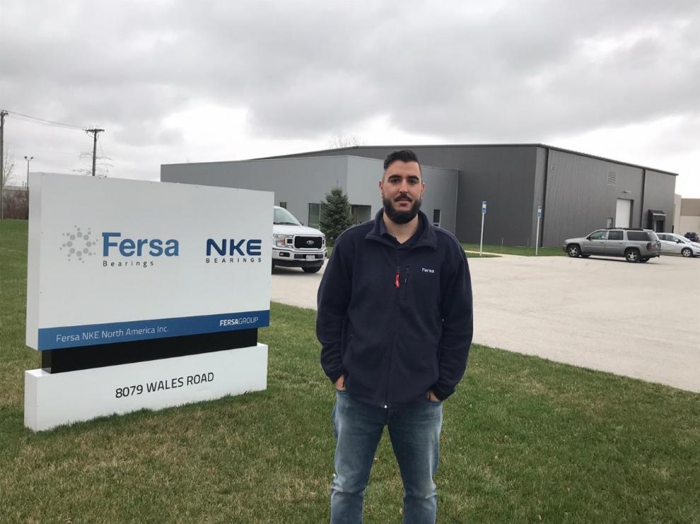 El ingeniero zaragozano Noel Prieto posa junto a las oficinas de Fersa en Ohio (EE. UU.).