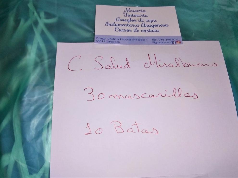 Paquete de mascarillas y batas de la mercería de Gloria Lafuente