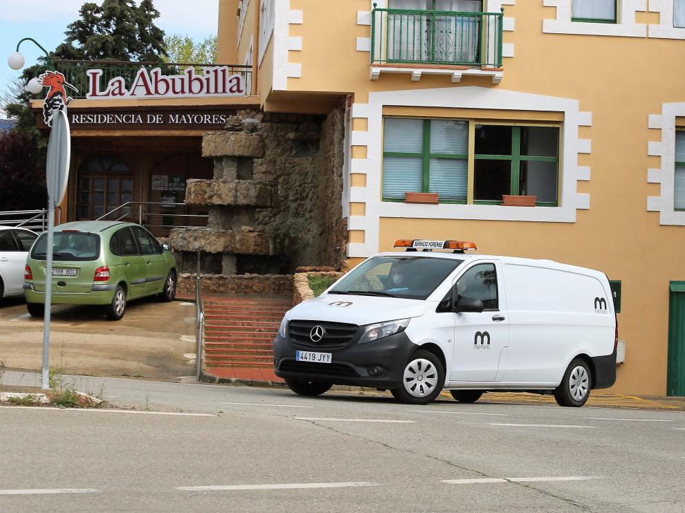Un furgón mortuorio abandona la residencia de Yéqueda.