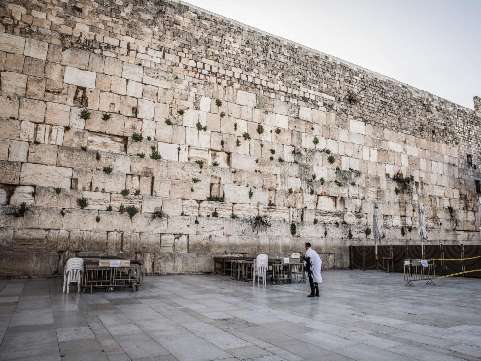 Un judío ulltraortodoxo reza ante el Muro de las Lamentaciones, vacío de fieles.