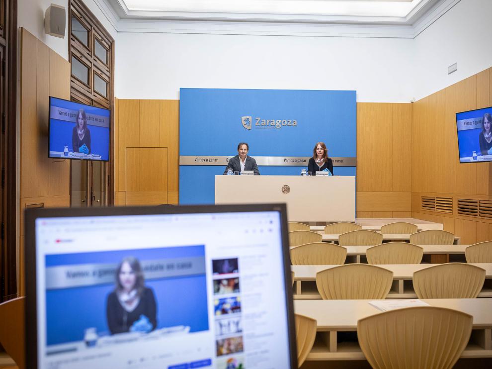 El concejal de Acción Social, Ángel Lorén, y la edil de Economía, Carmen Herrarte, durante la rueda de prensa ofrecida este miércoles de forma telemática.