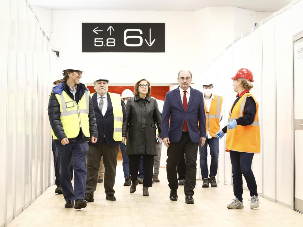 Lambán visitó las obras del hospital de campaña en la Feria de Zaragoza