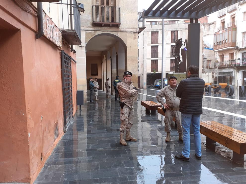 El alcalde de Tarazona, Luis José Arrechea, habla con los responsables del grupo de militares desplegado en la ciudad.
