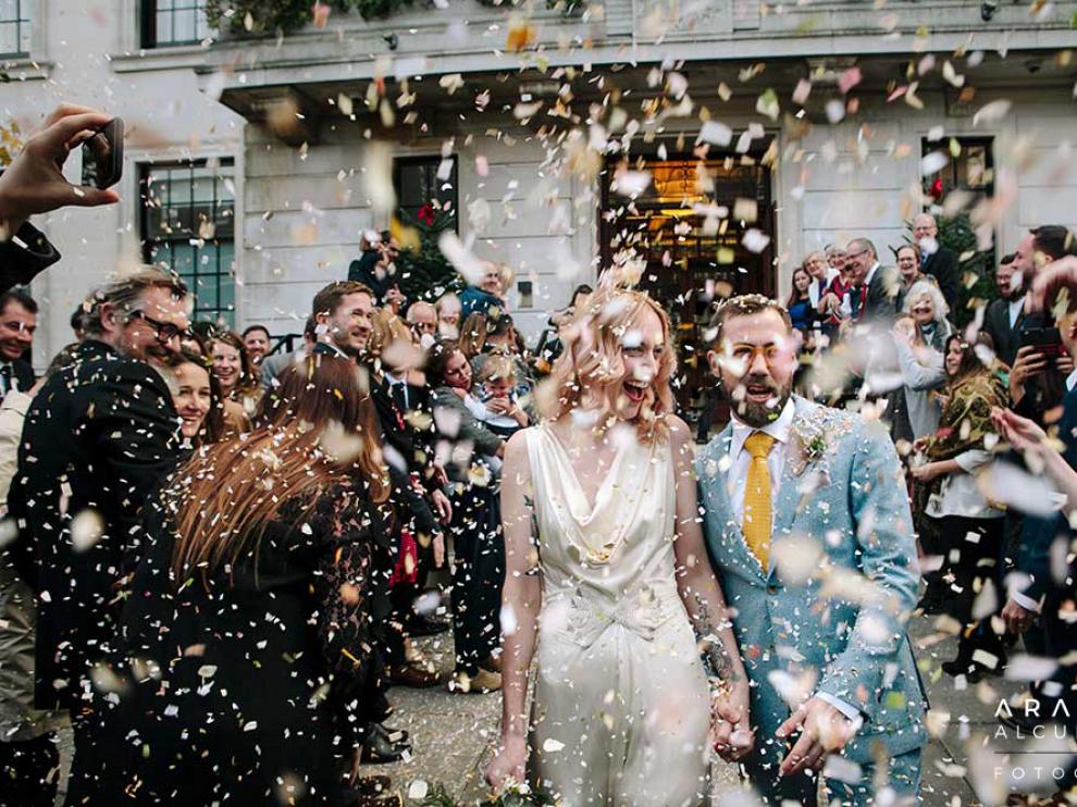 Las bodas, al menos las que congregan nutridos grupos de amigos y familiares, deberán esperar.