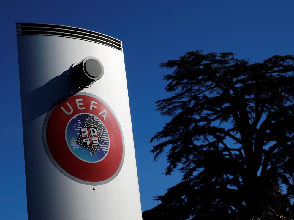 Logo de la UEFA en el exterior de la sede en Nyon