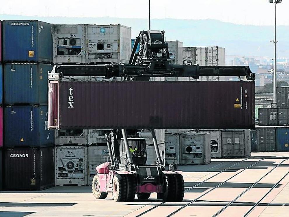 El Gobierno permite que la industria exportadora mantenga su actividad para cumplir sus contratos con clientes internacionales.