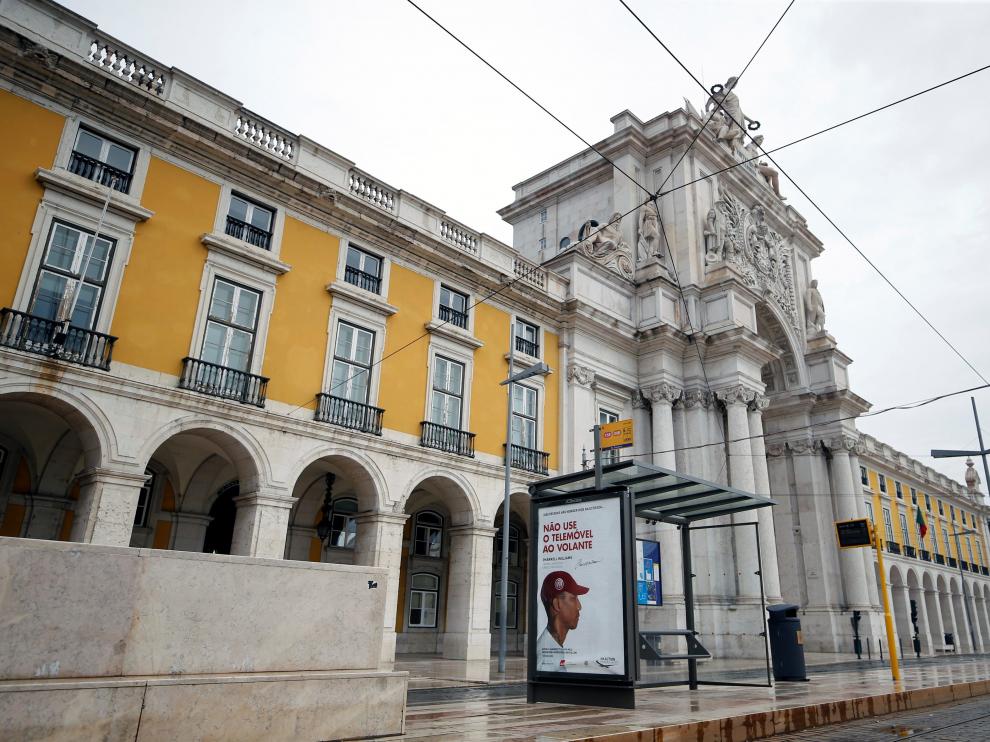 Una parada de autobús vacía en el centro de Lisboa.