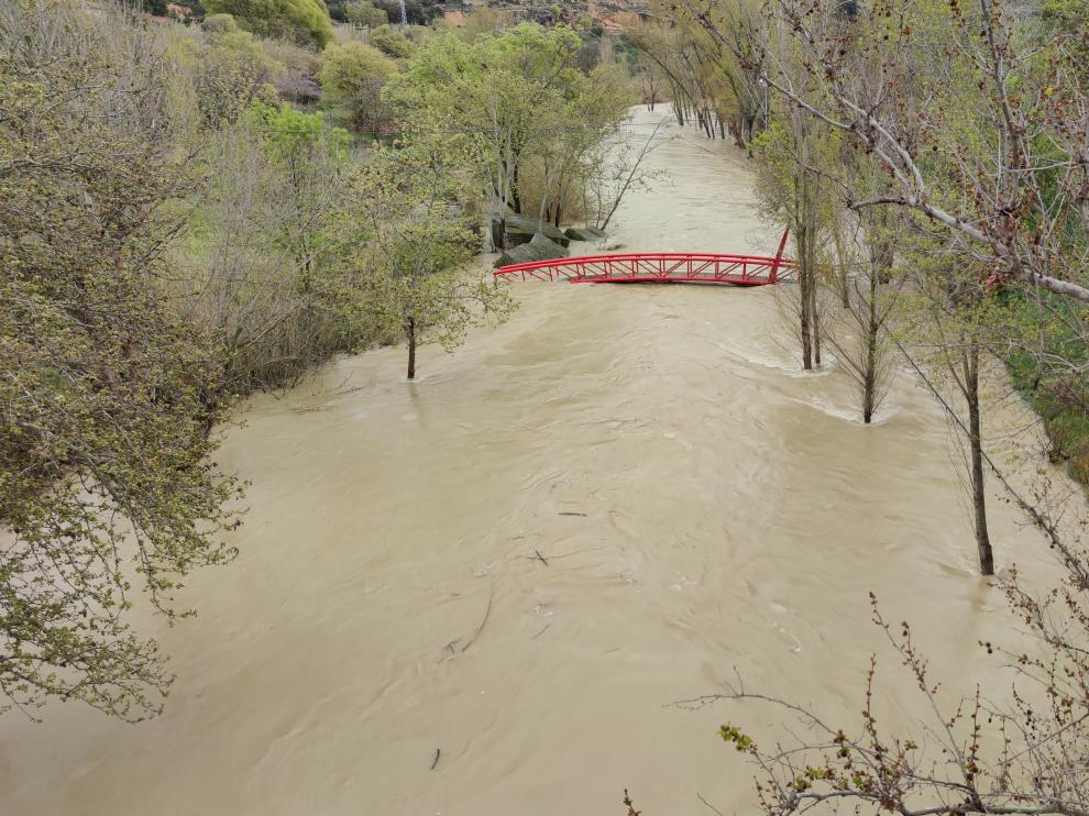 La crecida del Guadalope inundó pasarelas y espacios ajardinados junto al cauce.