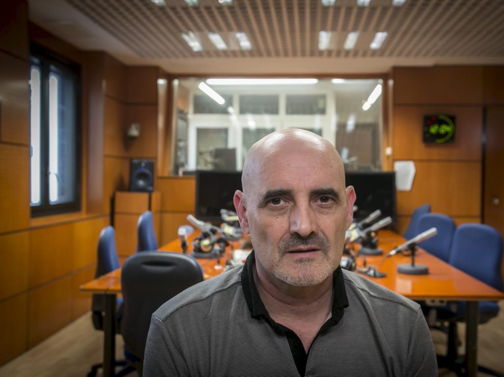 Miguel Mena publica 'Canciones tristes que te alegran la vida'.