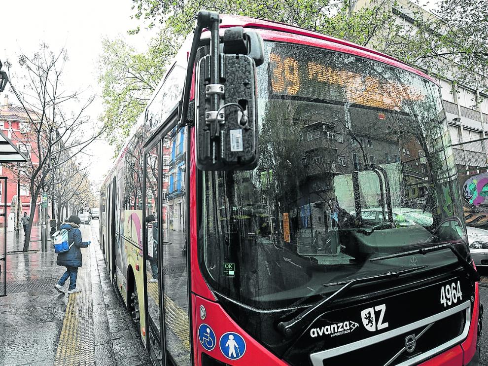 RUna usuaria accede por la puerta central de un bus de la línea 39 de Zaragoza