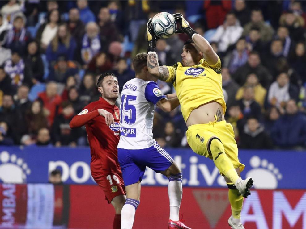 Biel Ribas, portero del Fuenlabrada, detiene un balón por alto ante Blanco, en el partido jugado en La Romareda hace pocas semanas, a mitad de febrero (0-0).