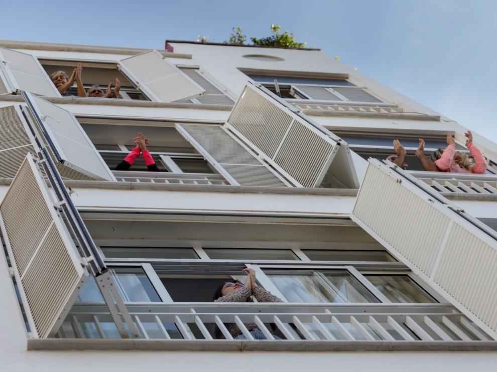 Los vecinos de Santa Cruz de Tenerife salen a los balcones y ventanas de sus casas para aplaudir a los sanitarios