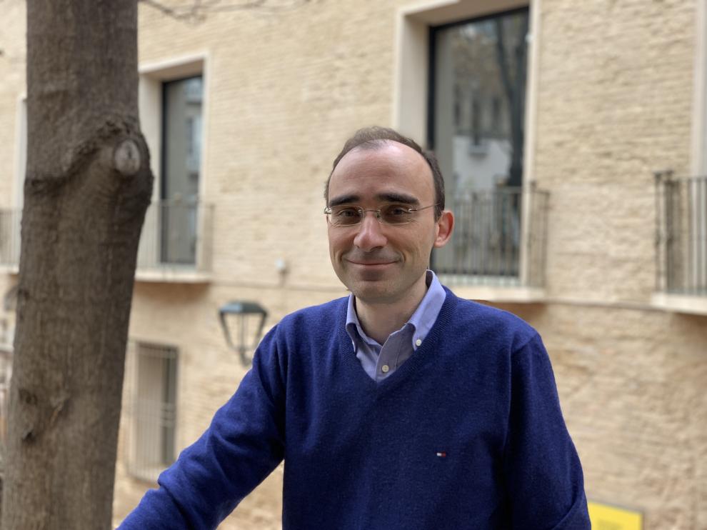 José María Saldaña, retratado en su balcón
