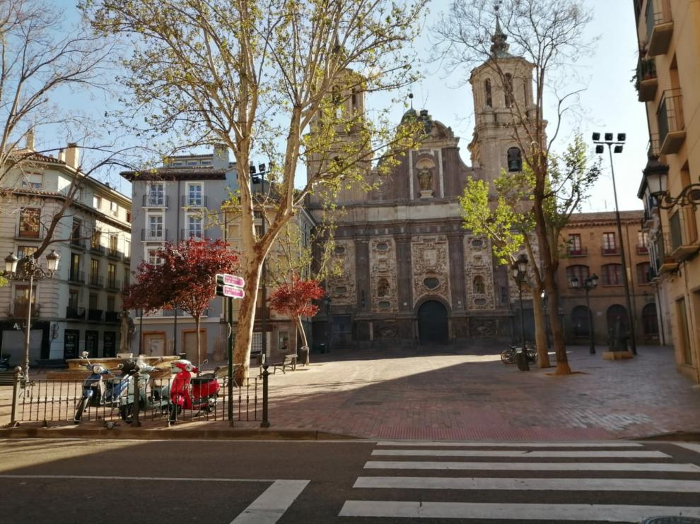 La iglesia de San Cayetano de Zaragoza, en estos momentos, cuando tenía que estar saliendo la procesión de inicio de la Semana Santa.