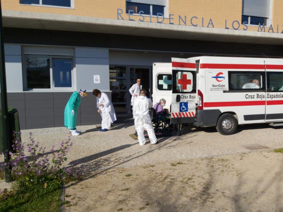 Llegada de ancianos a la residencia de Casetas