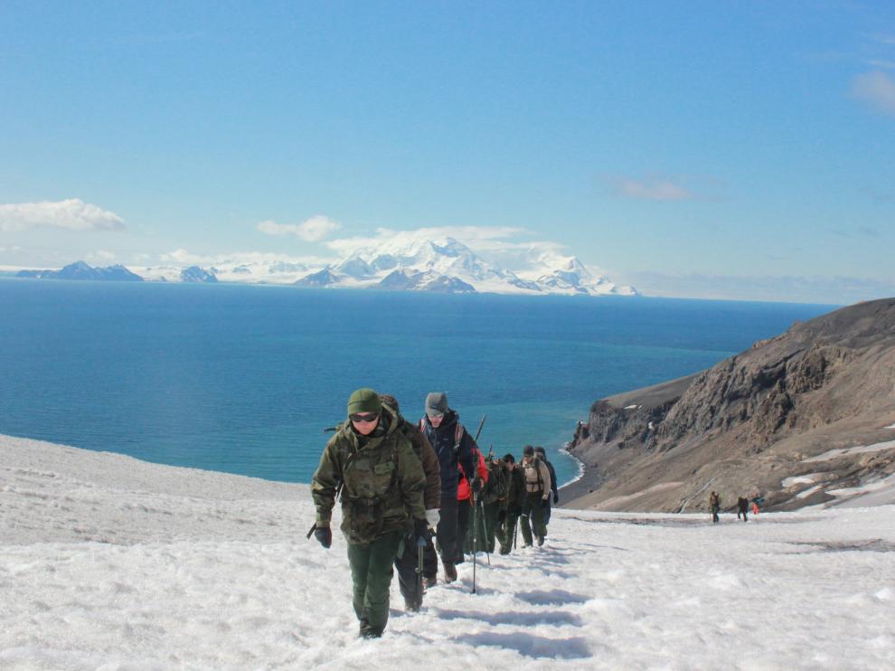 Militares del Ejército de Tierra acompañan a científicos por un cráter de la isla Decepción en la Antártida.
