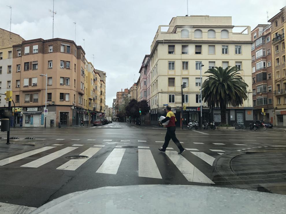 Un repartidor atraviesa una zona desierta.