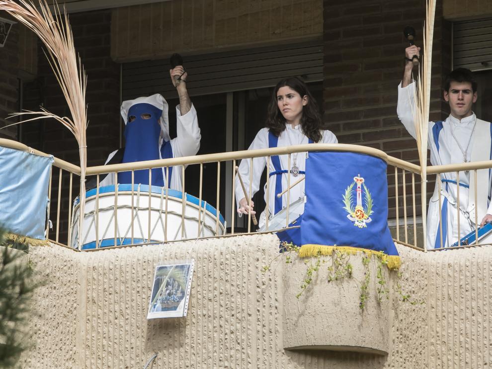 Ricardo Mastral, con capirote, junto a sus dos hijos.
