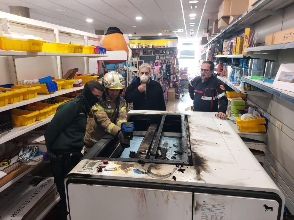 Sofocado el fuego en una máquina que fabricaba pantallas protectoras contra el covid-19 en Magallón