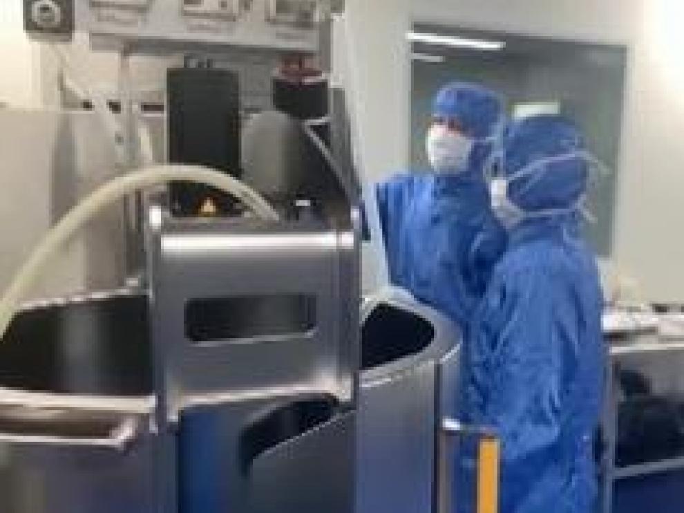 Es la realidad del coronavirus, la que probablemente muchos no hemos visto. Es la imagen de la soledad. La cara más negra de una pandemia. La de una ceremonia que se ha repetido ya más de doce mil veces en España en menos de un mes.