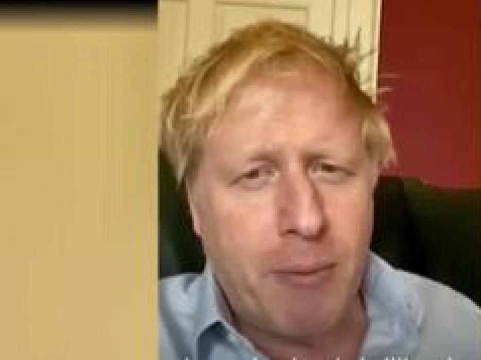 Cumpliendo con la recomendación de su médico, el primer ministro británico, Boris Johson ingresaba anoche en el hospital. Se trata dicen de una medida de precaución después de que ni la fiebre ni los síntomas de la enfermedad remitieran diez días después de que diera positivo.