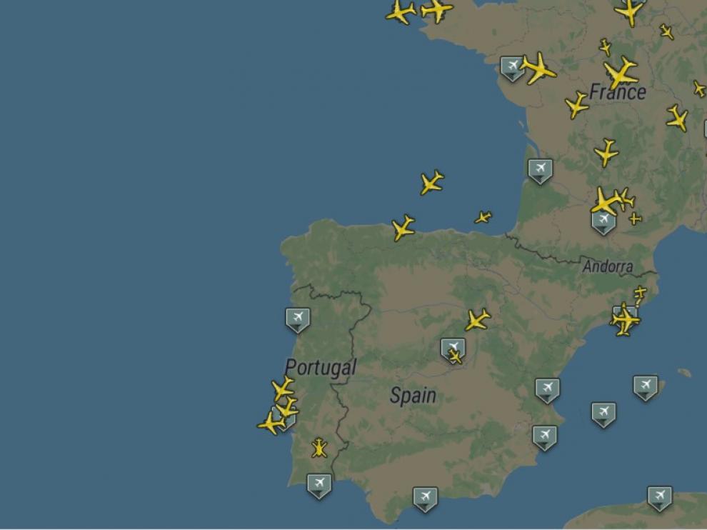 Aviones sobrevolando España este lunes.
