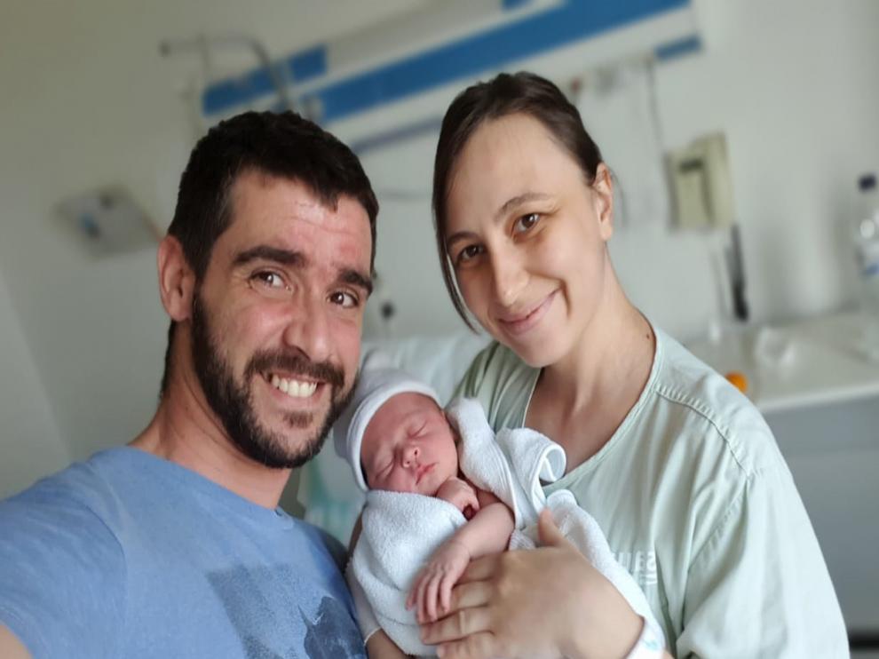 El pequeño Saúl, recién nacido, junto a sus padres.