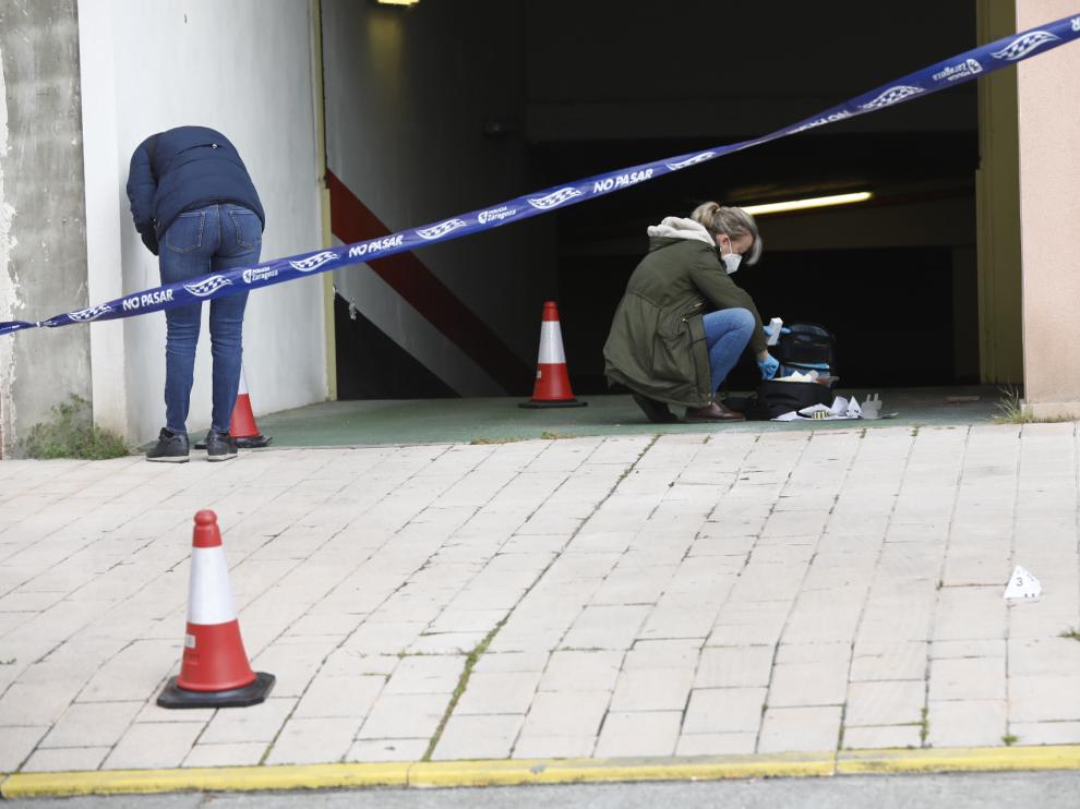 La Policía en la puerta del garaje donde tuvo lugar el suceso