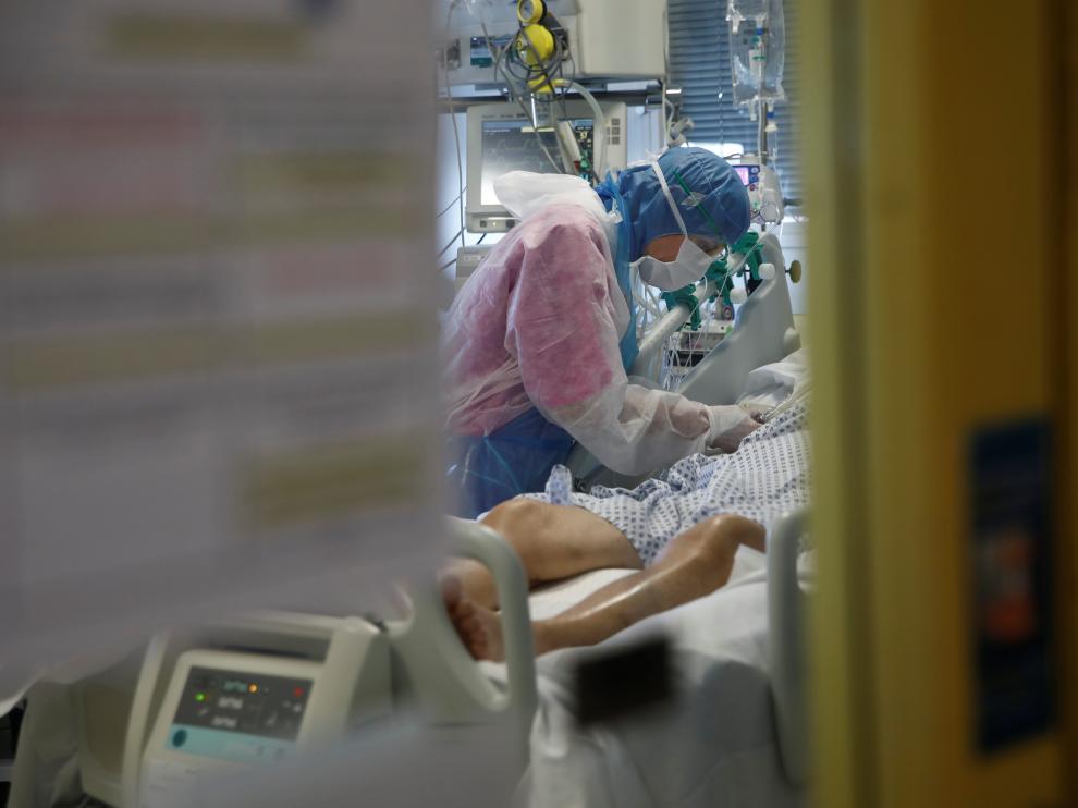 Un paciente con coronavirus, atendido en un hospital de París