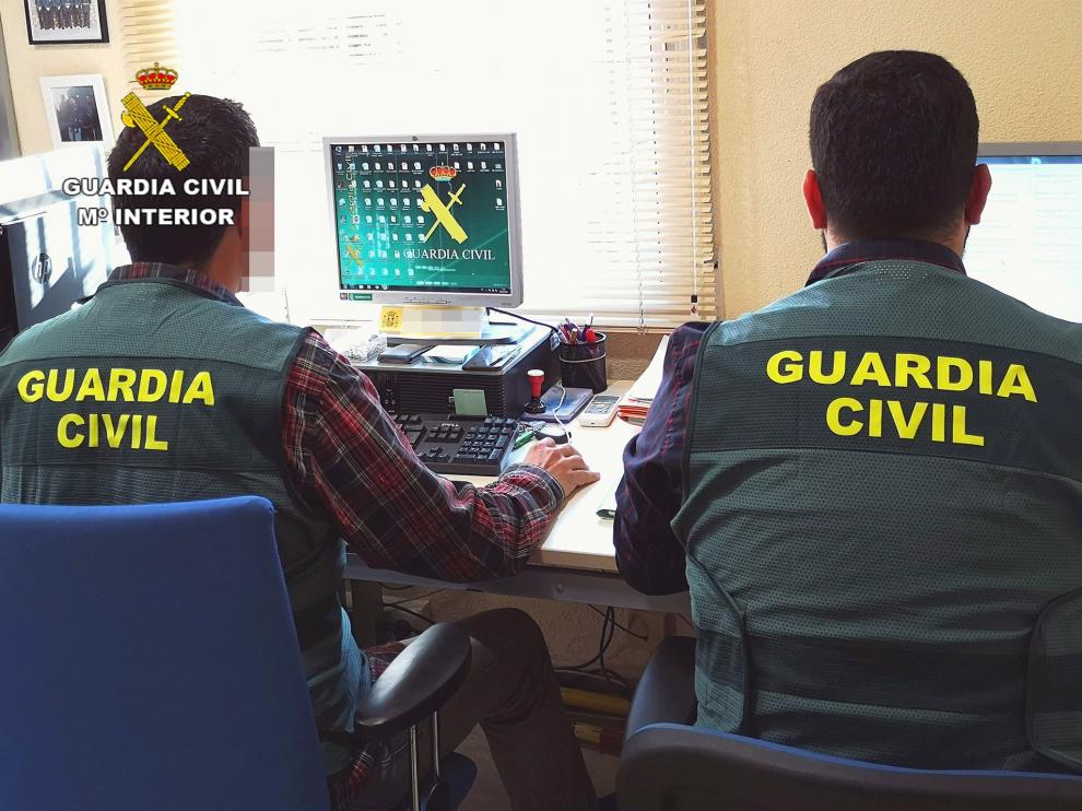 Agentes de la Guardia Civil durante una investigación.