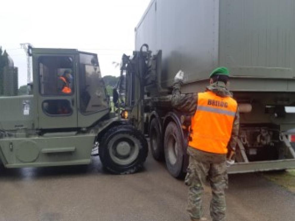 Militares de la Agrupación de Apoyo Logístico AALOG 41 traslada un contenedor ducha a la residencia Sonsoles de ATADES en Alagón para combatir el coronavirus.